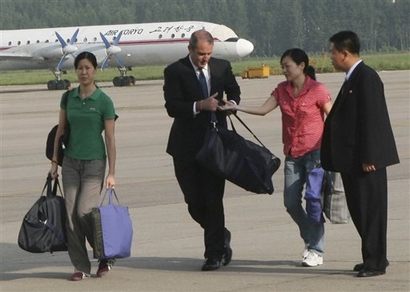 capt.65117519300045ba86bd88a8b023eda2.north_korea_journalists_held_xin801.jpg